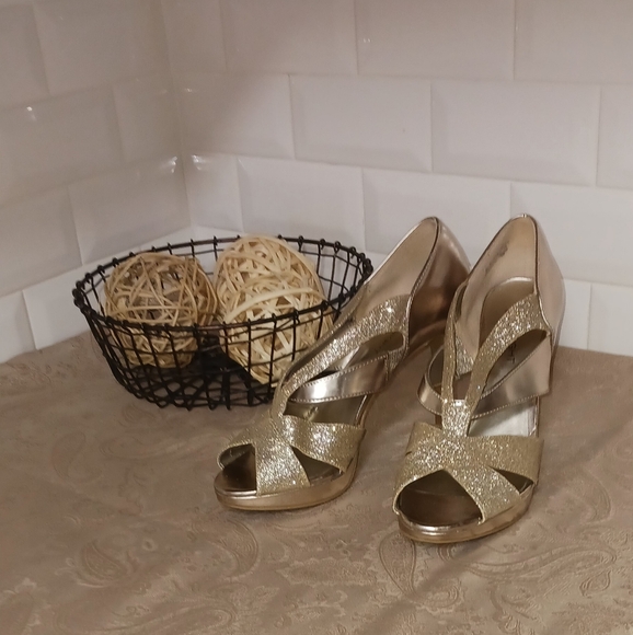 Fioni Gold Open Toed Heels Size 9 - Picture 3 of 12